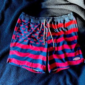 VINEYARD VINES MENS AMERICAN FLAG WHALE LOGO THEMED BATHING SUIT SIZE MEDIUM.